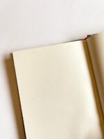 دفتر بی خط پالتویی دختر در صندوقچه یک